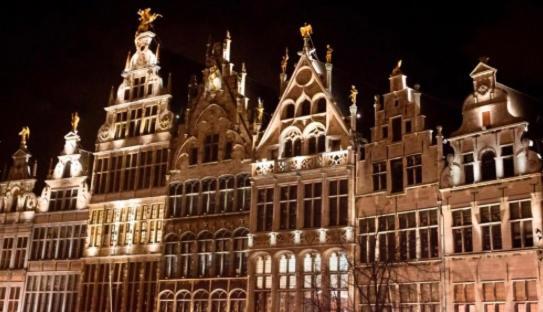 B&B Art And Sleep Antwerpen Bagian luar foto